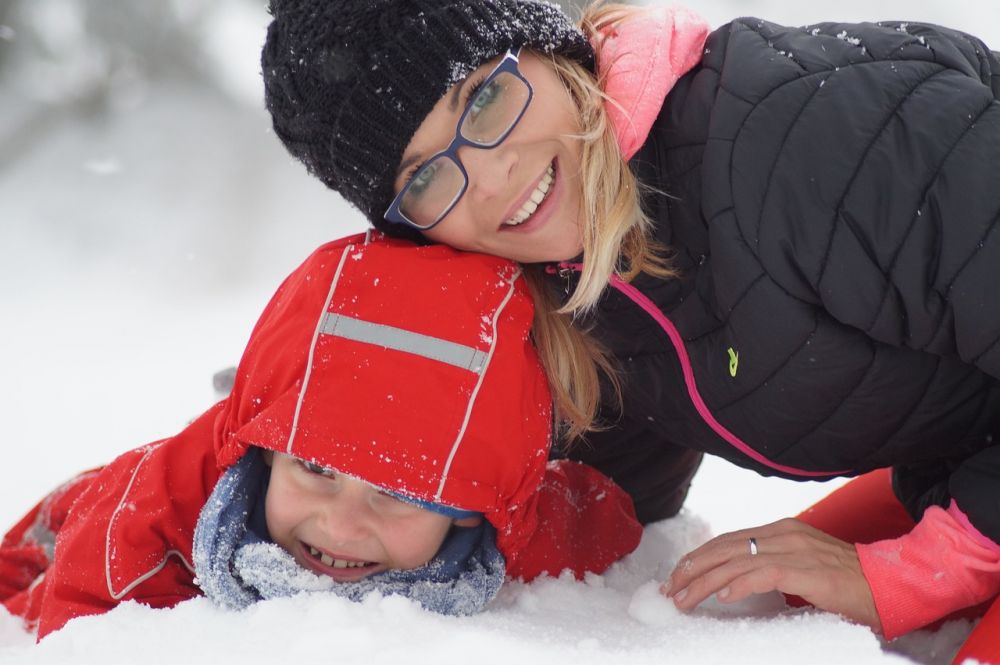 Jak dobrze ochronić siebie i swoje dziecko przed mrozem w trakcie zimowych zabaw?